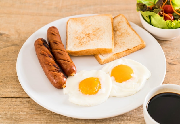 œufs sur le plat avec des saucisses et du pain