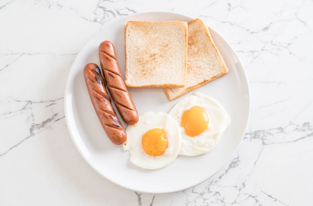 œufs sur le plat avec des saucisses et du pain