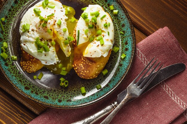 Oeufs pochés sur baguette aux verts