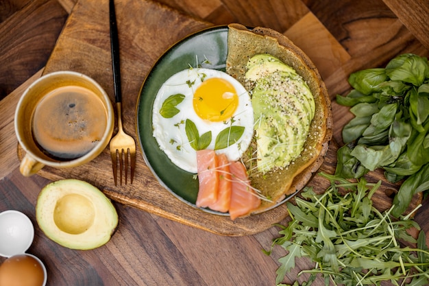 Oeufs avec poisson et avocat pour le petit déjeuner