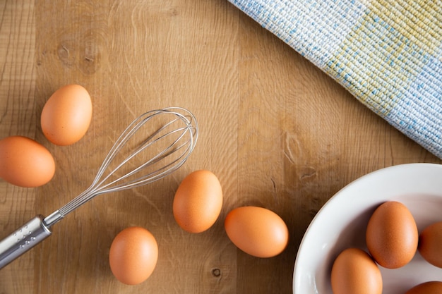 Oeufs de poule et batteur à oeufs