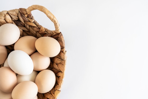 Oeufs De Poule Bio Ferme Crue Fraîche Dans Un Panier Sur Fond Blanc.