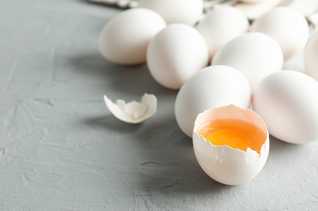 Oeufs de poule blanc en torchon sur gris