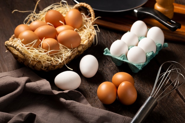 Des œufs de poule blancs et bruns montent sur la table