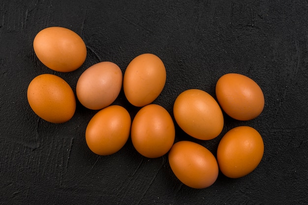 Photo Œufs de poule brune dispersés sur un tableau noir