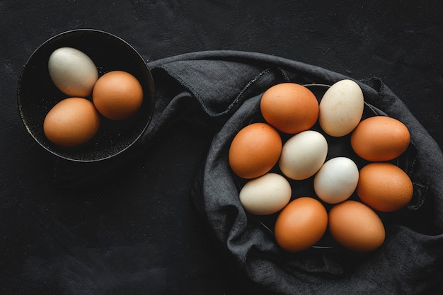 Oeufs de poule de couleur fraîche