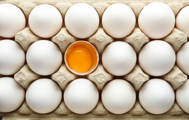 Oeufs de poule dans une boîte en carton