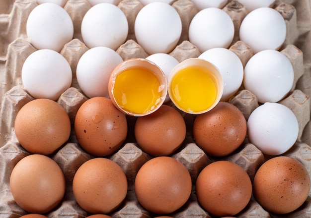 Photo Œufs de poule dans une boîte en carton