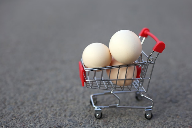 Oeufs de poule dans un mini panier.