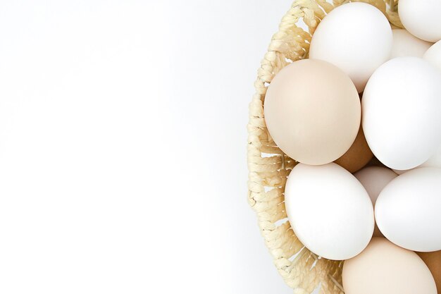 oeufs de poule dans un panier