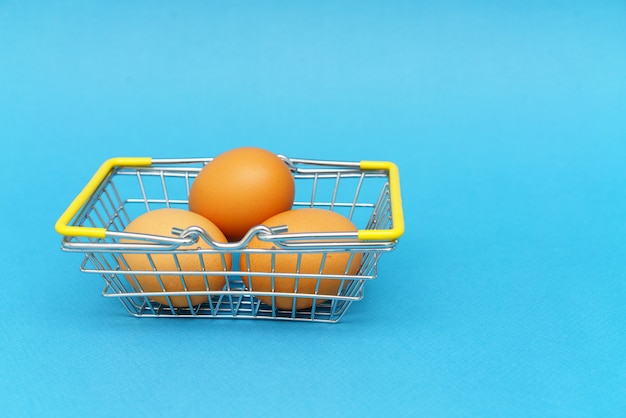 Oeufs de poule dans un panier