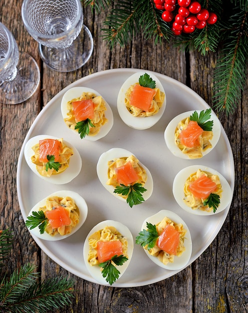 Œufs De Poule Farcis Au Fromage à Pâte Molle, Câpres Et Saumon Salé