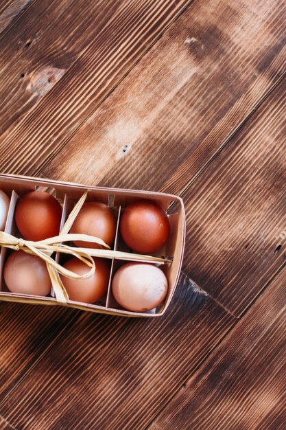 oeufs de poule sur un fond en bois