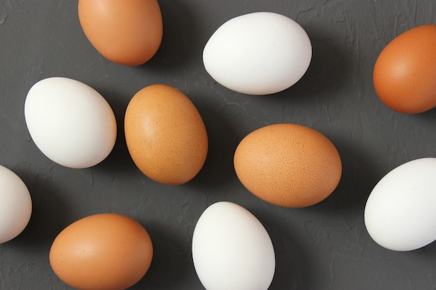 Oeufs de poule sur fond coloré produits agricoles oeufs naturels