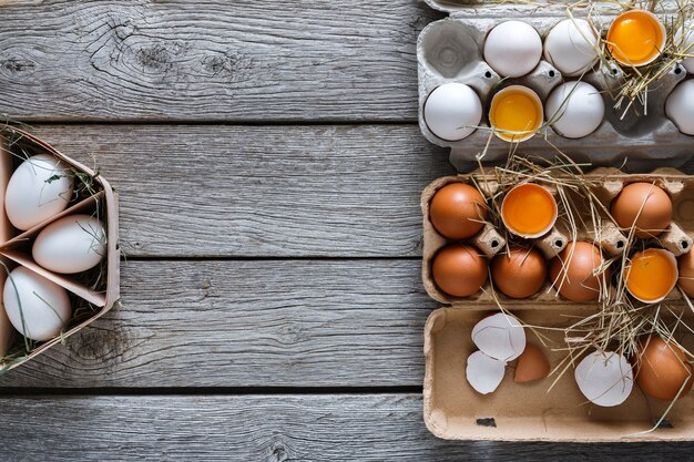 Œufs de poule frais dans le foin