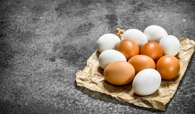 Photo Œufs de poule frais. sur un fond rustique.