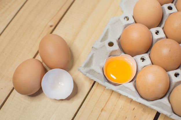 Des oeufs de poule frais et nouveaux sont sur la table en bois.