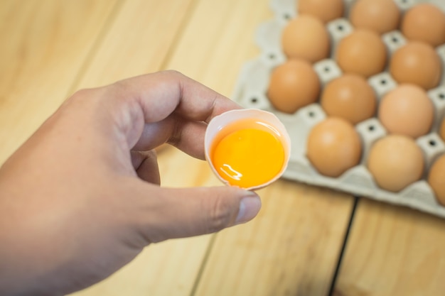 Des oeufs de poule frais et nouveaux sont sur la table en bois.