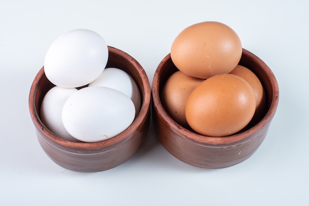 Photo Œufs de poule isolés sur blanc