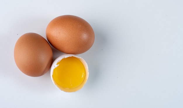 Photo Œufs de poule isolés sur blanc