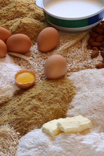 œufs de poule avec un œuf cassé et quelques haricots et recette de farine.