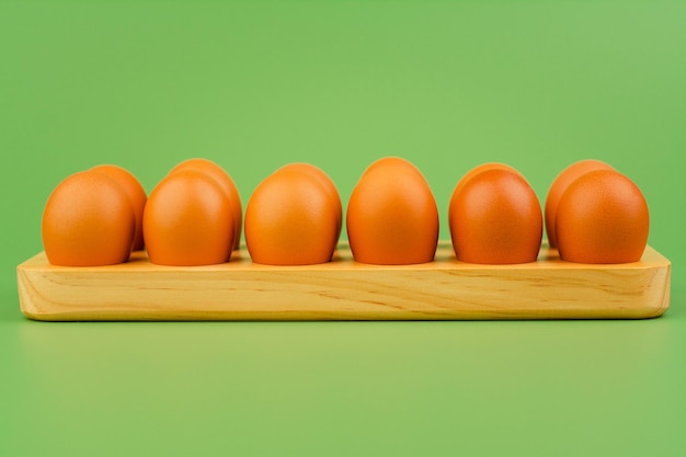 Des œufs de poule rangés dans des enveloppes d'œufs œufs bruns œufs frais pour le petit déjeuner qui sont riches en protéines