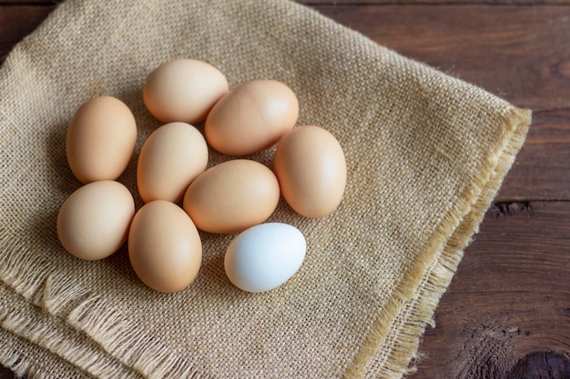 Oeufs de poule rustique sur un fond en bois sombre.