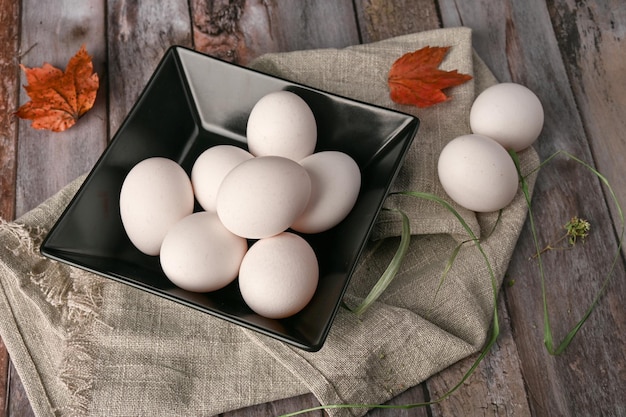 Les œufs de poule se trouvent sur une table en bois dans la cuisine