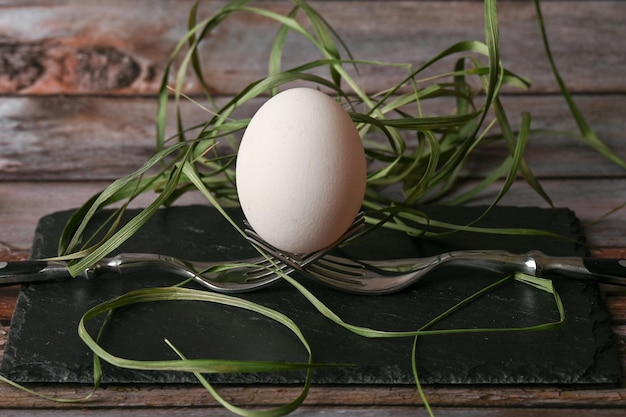 Les œufs de poule se trouvent sur une table en bois dans la cuisine