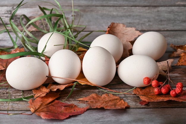 Les œufs de poule se trouvent sur une table en bois dans la cuisine