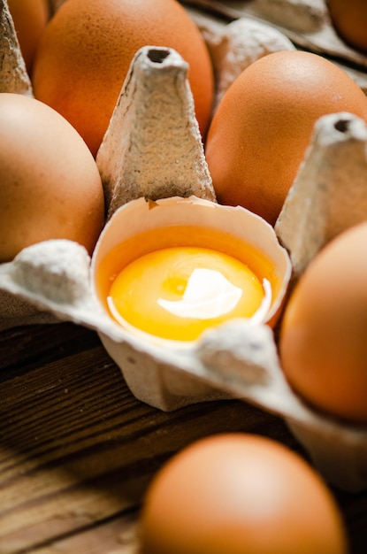 Des œufs de poule sur une table en bois.