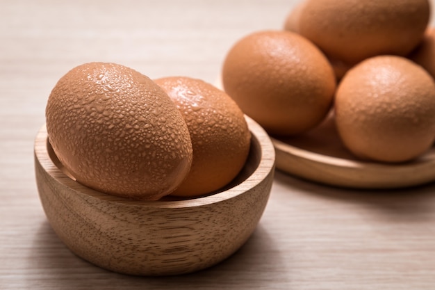 Oeufs de poule sur table en bois