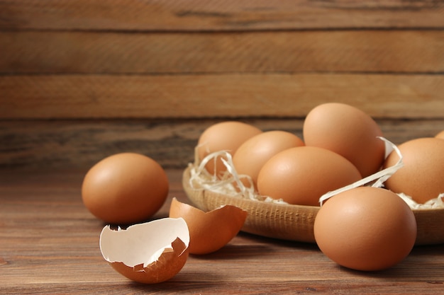 Oeufs de poule sur la table produits de la ferme oeufs naturels