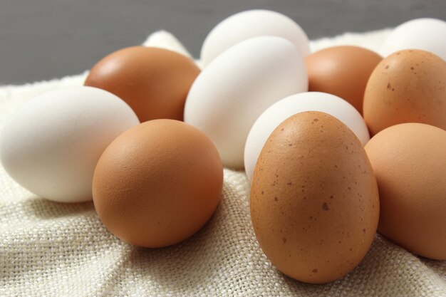 Oeufs de poule sur la table produits de la ferme oeufs naturels