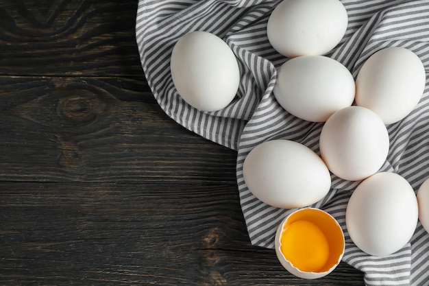 Oeufs de poule en torchon sur bois