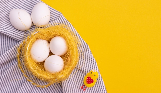 Oeufs de poule sur un torchon sur jaune