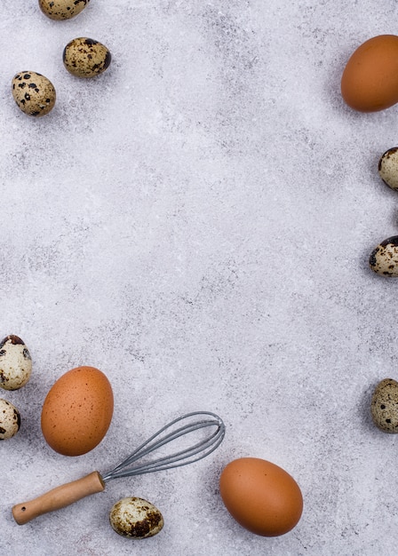 Oeufs de poulet et de caille au fouet