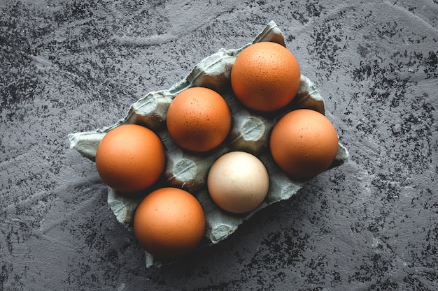 Oeufs de poulet et de caille de couleur fraîche