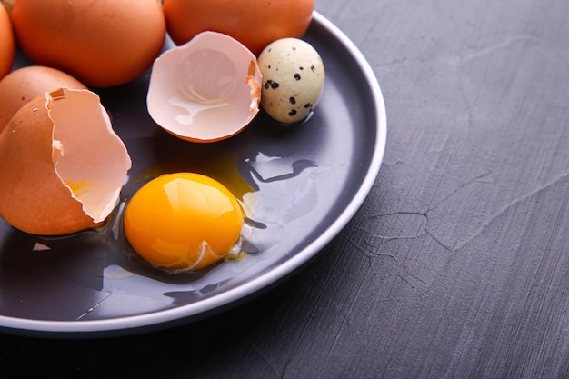 Oeufs de poulet et de caille sur fond sombre