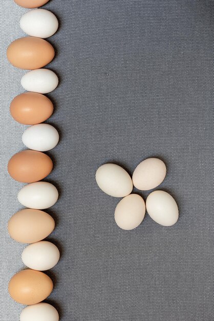 Des œufs de poulet chabo frais et petits sur fond gris