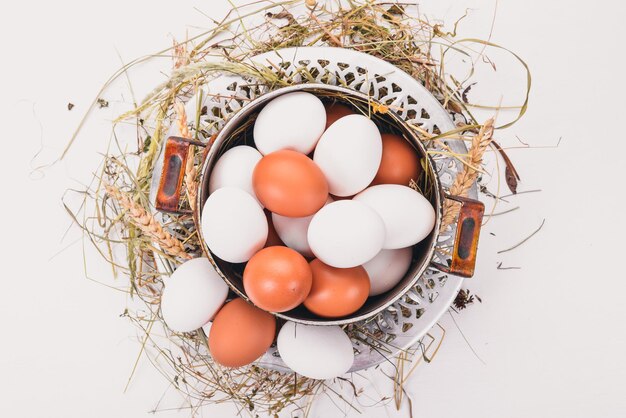 Oeufs de poulet dans une casserole en métal Sur un fond en bois Vue de dessus Espace de copie