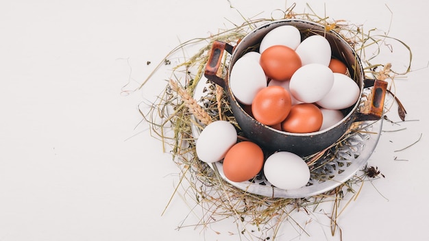 Oeufs de poulet dans une casserole en métal Sur un fond en bois Vue de dessus Espace de copie