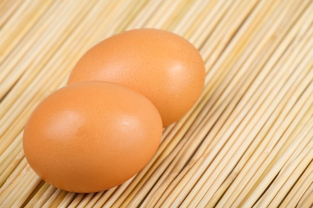 Oeufs de poulet empilés sur la table en bois