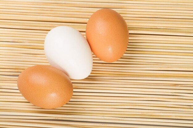 Oeufs de poulet empilés sur la table en bois