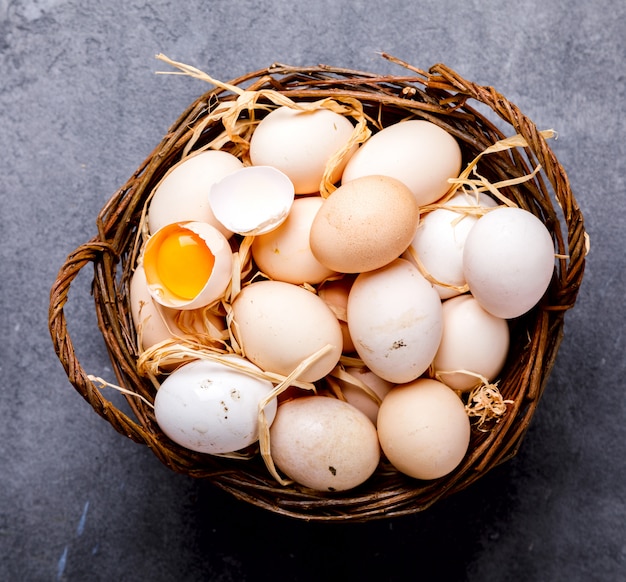 Oeufs de poulet fait maison dans un panier en osier