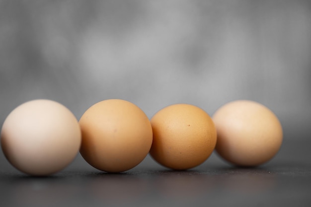 Oeufs de poulet de ferme naturelle isolés sur fond sombre Concept de vacances de Pâques