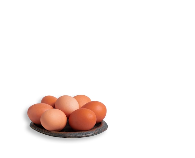 Oeufs de poulet sur fond blanc