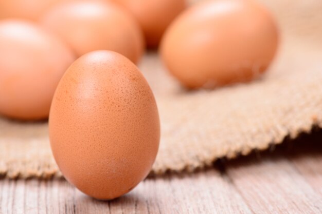 oeufs de poulet frais sur la table en bois