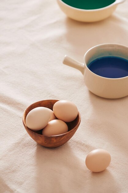 Oeufs préparant la peinture pour le jour de pâques