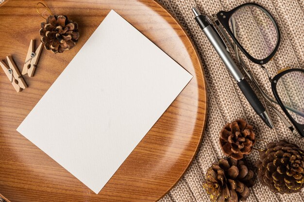 œufs repas nourriture œufs frits dans une poêle et œufs crus aliments biologiques pour une bonne santé élevée